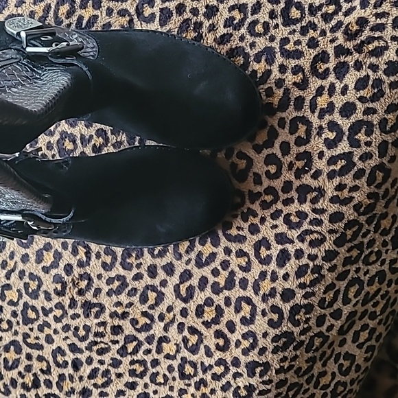 Vince Camuto black leather and suede boots. Size 5.5 - Picture 16 of 16